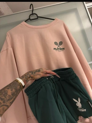 Matchande set  - Matchande set, rosa playboy sweatshirt med gröna shorts Playboy, använt ca 2ggr 🤎  • Instagram: Ginise  #set #playboy