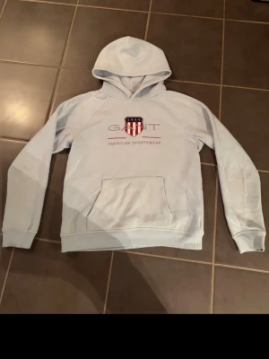 GANT hoodie  - Jag säljer nu min gant hoodie för att råka köpa den för stor. Den är helt o använd och ny pris är 1100 och mitt pris är 600kr
