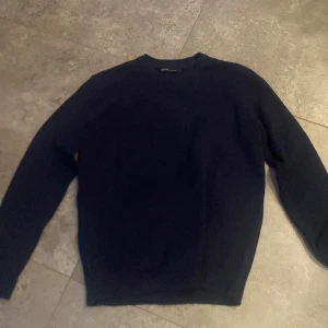Marinblå stickad tröja - Marin blå stickad tröja som är helt oanvänd. Storlek S men funkar också för M. Hör av er vid frågor⭐️