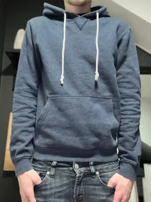 Pier One hoodie - Clean och basic hoodie. Säljer då jag tröttnat på hoodien men har alltid älskat den då den passar till allt nästan🙌 Mått och bilder med u på kan skickas vid intresse👍(Modellen är 178cm och väger 60kg).