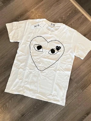 Commes Des Garçons T-shirt  - Säljer denna helt nya, riktigt fina CDG T-shirten i en av de snyggaste modellerna. På tröjan står det M men den passar S. Skriv gärna vid intresse och för mer info! 