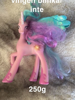 Leksaks ponny  - Fint använt skick. Skav på vissa ställen. Låter när man trycker på knappen och vingarna slås ihop. Ena vingen lyser ( andra inte). Håret lite rufsigt