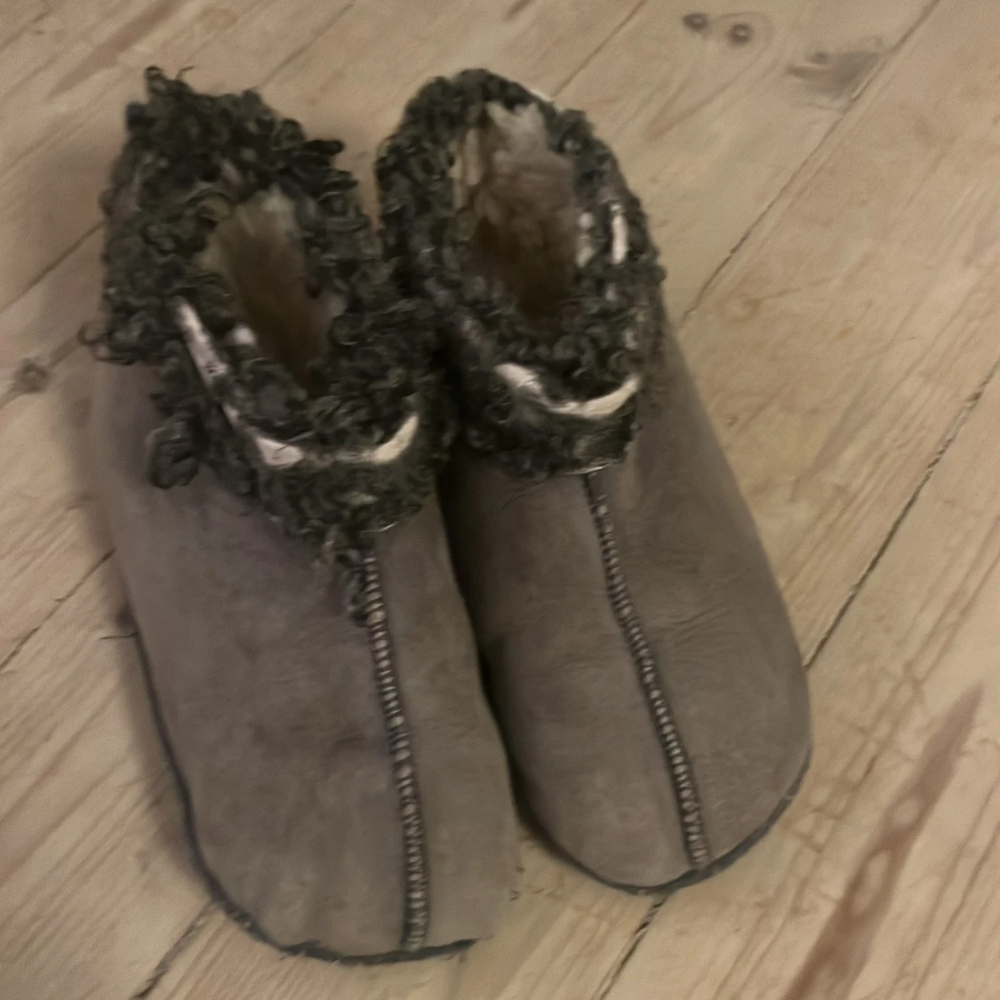 Grå mockatofflor med riktigt fårull och fårskinn 