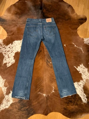 Vintage Levis 507 - Tjena! Säljer dessa riktigt feta Levis bootcut 507, byxorna är i fint skick och i storlek w33/l36, hör av dig vid funderingar!🙌