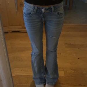 Low waist jeans - Snygga låga jeans med slitningar stl Xs🩷jag är 158 cm lång 🫶knappt använda, kanske bara 3-4 gånger! Så som helt nya❤️79 cm och midja rakt över 32 cm  