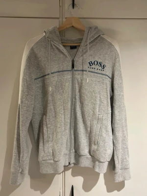 Hugo boss tröja - Fräch Hugo boss tröja använd några gånger samt passar det inte mig 