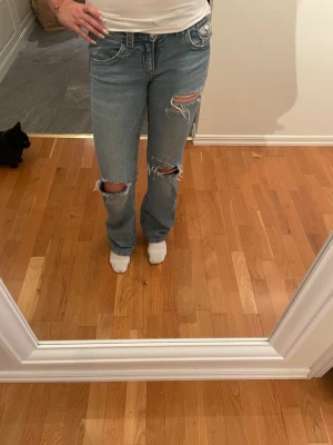 Låg midjade jeans - Lågmidjade jeans med egna klippta hål, jag har använt dessa byxor väldigt mycket för dom gör en bekväm men tyvär så är dom nästan för små💞