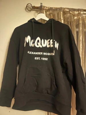 Alexander McQueen hoodie  - Alexander McQueen hoodie. I nyskick. Storlek S. Passar M. Köpt för 3600 