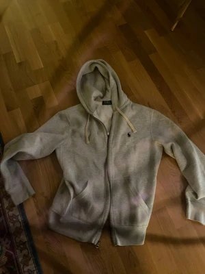  Endast för byte  - Det är en grå polo kofta 