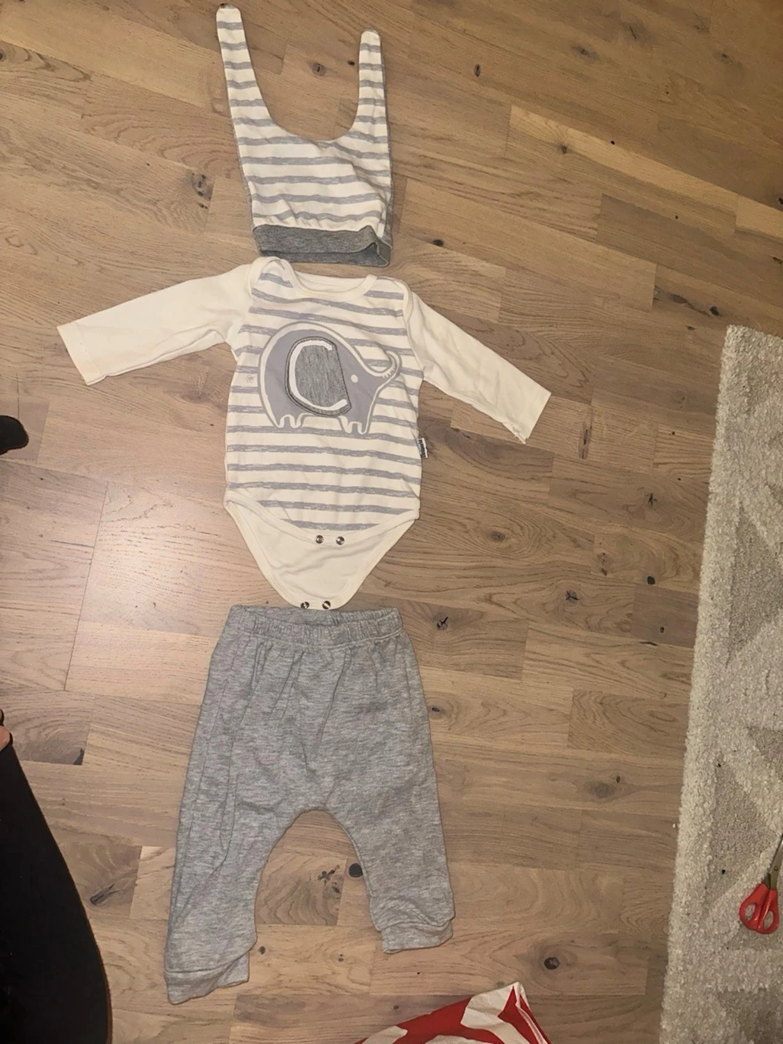 Randig babyväst från Miniworld Babyklädeset med Body, Byxor och Mössa - 1