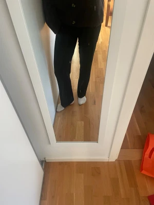 Svarta raka byxor med bootcut - Säljer ett par svarta byxor med rak passform och lätt bootcut i benen. Perfekt till finare tillfällen