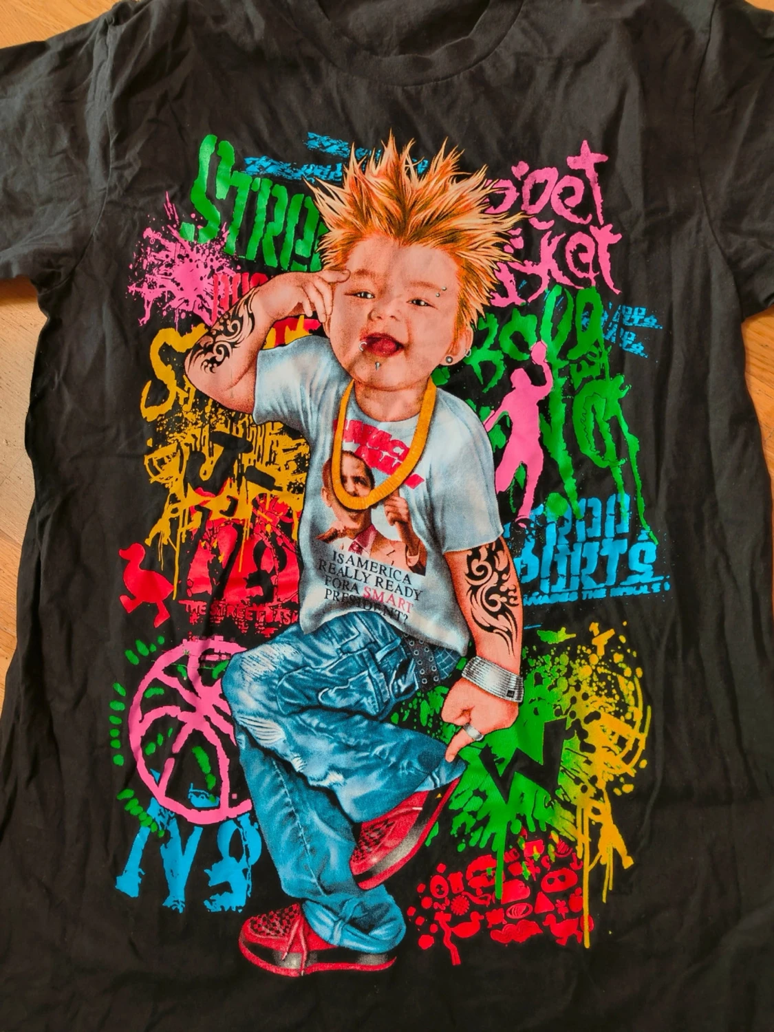 Svart t-shirt med färgglatt streetmotiv