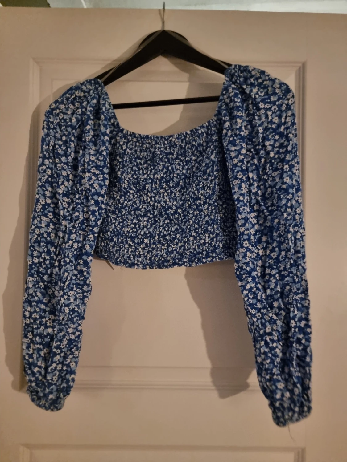 Blommig blå croppad blus med knappar - 1