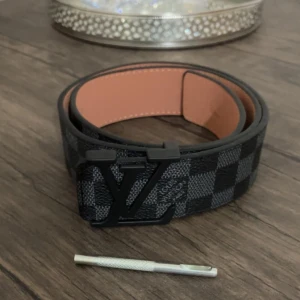 Säljer en LV bälten svart jätte fin bälten  - Inga skador och är en fin bälten svart