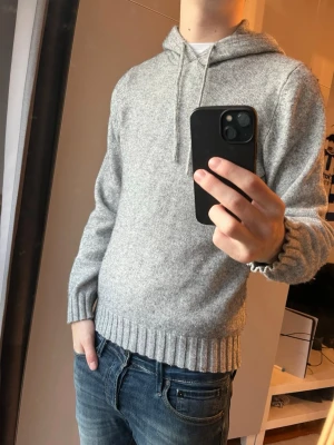 Stickad Hoodie - Stilren stickad hoodie| Mycket gott skick och inga defekter!| Kontakta mig vid minsta fråga!| Pris alltid diskuterbart!| //Nils