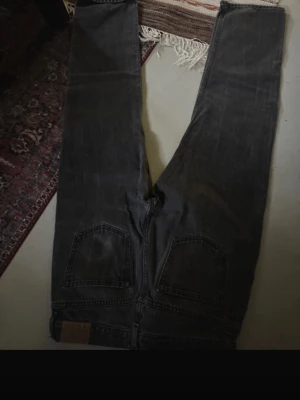 Svarta Space jeans med raka ben - Säljer ett par svarta jeans från Space med raka ben och klassiska fem fickor. Jeansen har knappgylf och är tillverkade i slitstark bomull. Passar dig som gillar en enkel och clean look med lite vintage-vibe.