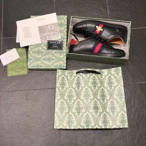 Gucci ace - Säljer dom hära riktigt feta NYA!! byter också mot jackor storlek 43 passar bra 42