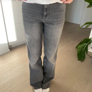Gråa raka jeans  - Jätte snygga gråa raka jeans från Zara i strl 36