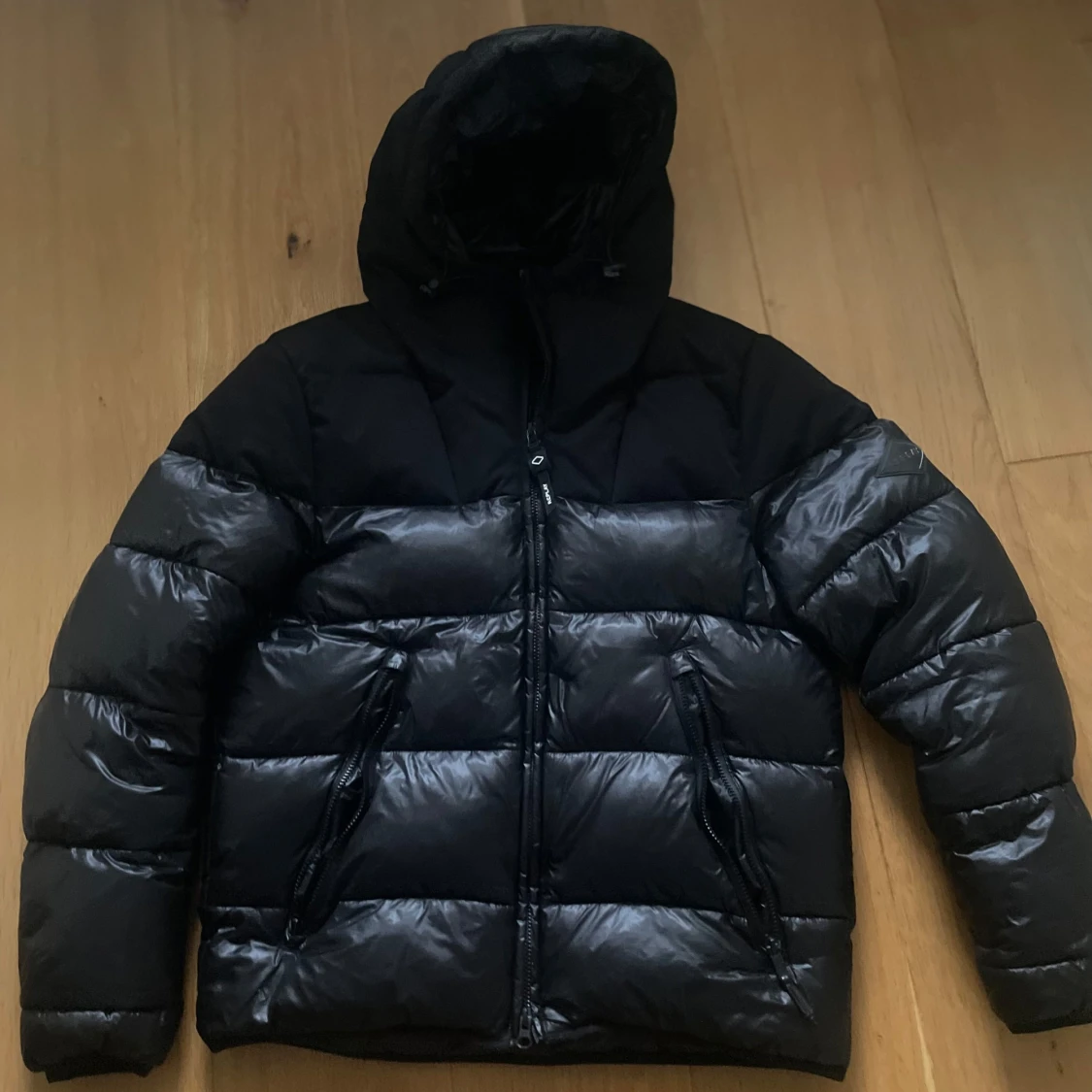 Svart replay pufferjacka, glansig - 1