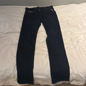 Replay Grover jeans mörkblå herr - Säljer ett par Replay Grover jeans i mörkblå färg. Klassisk rak passform med snygga detaljer som kontrastsömmar och Replay-lapp bak. Jeansen är tillverkade i slitstarkt bomullsmaterial och har fem fickor samt dragkedjegylf.
