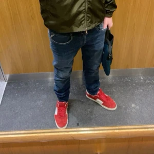 Replay Anbass Jeans - Snygga mörkblå jeans från Replay i klassisk femficksmodell. Storlek 29/32 men sitter smalare i midjan. Skriv vid frågor, priset är ej hugget i sten!