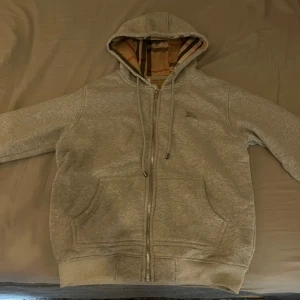 Burberry hoodie  - Säljer en grå hoodie från Burberry, jag har inte använt den så mycket och den är i väldigt bra skick. Storlek: M