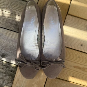 Ballerinaskor - Jättesöta ballerinaskor i brun mocka, perfekta till hösten 🍁🍂🕯️Säljer då de var för stora på mig :/    Priset är förhandlingsbart 😚