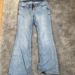 Weekday ljusblå bootcut jeans Nova - Ljusblå jeans från Weekday i modellen Nova med klassisk femficksdesign och bootcut-ben. Jeansen har normal midja och är tillverkade i bomull. Perfekta för dig som gillar en avslappnad och trendig look.