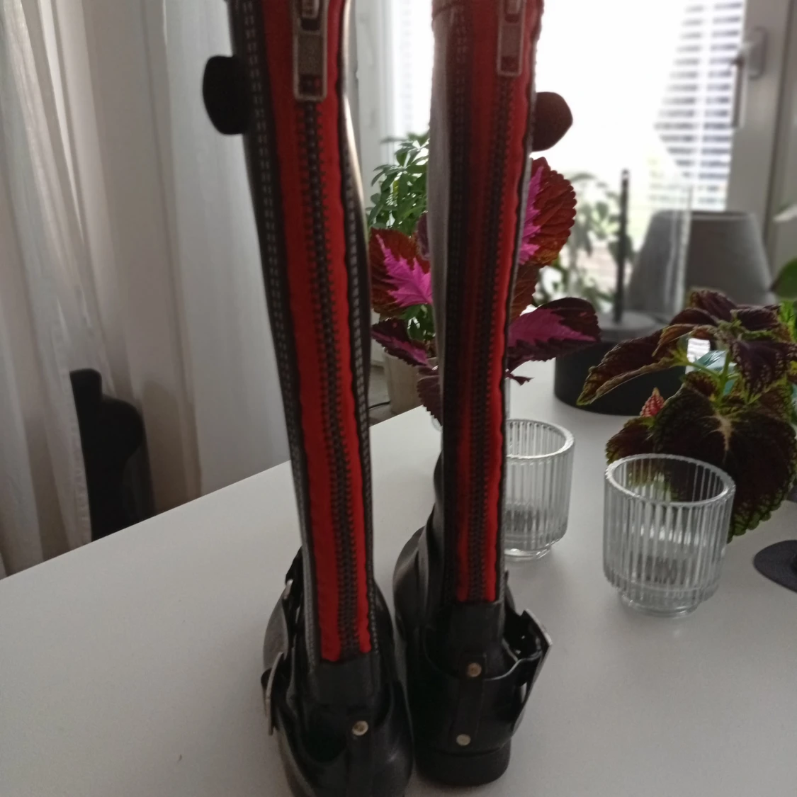 Svarta stövlar med röd dragkedja - 1