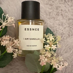 ESSNCE I Am Vanilla Parfym - Eau de Parfum från ESSNCE. Älskar doften men blir mysig av den tyvärr. Den enda jag upplevt så med från Essnce. Mer än hälfter kvar