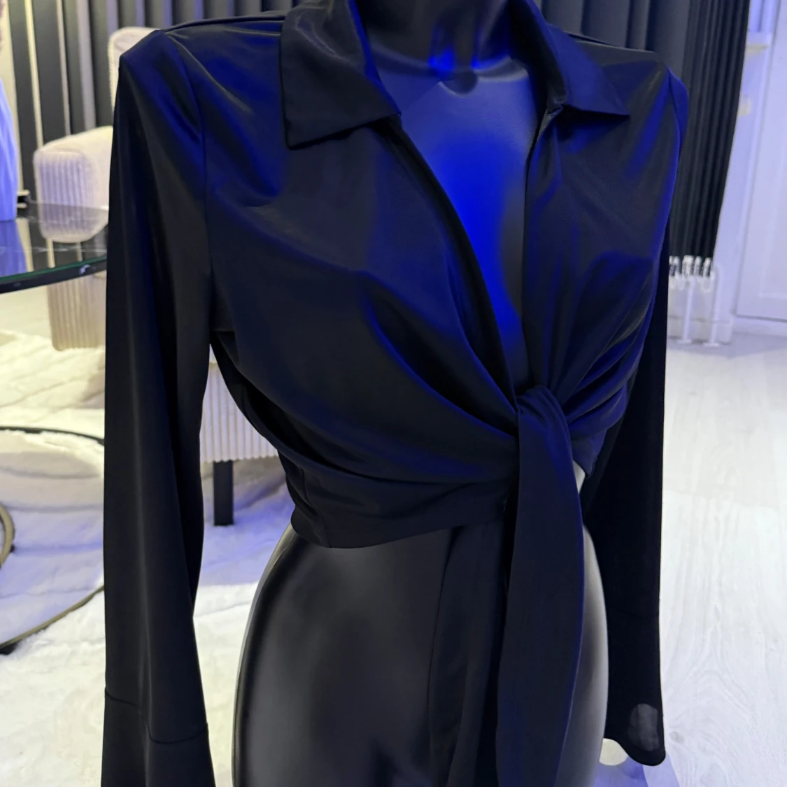 Svart omlottopp med knyt och krage