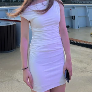 Vit miniklänning! - Säljer en superfin miniklänning från Zara som endast är använd 1 gång! Nypris 400kr 