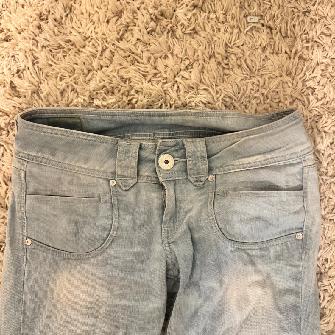 Ljusblåa bootcut jeans