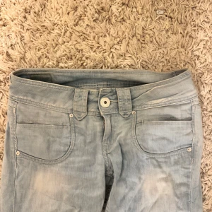 Ljusblåa bootcut jeans - Säljer ett par ljusblå bootcut jeans från pepe jeans! Supersnygga o unika fickor framtill💞hör av er om ni har några frågor!!