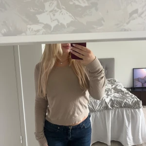  ACNE studios kashmir tröja - Säljer en stilren beige långärmad tröja 