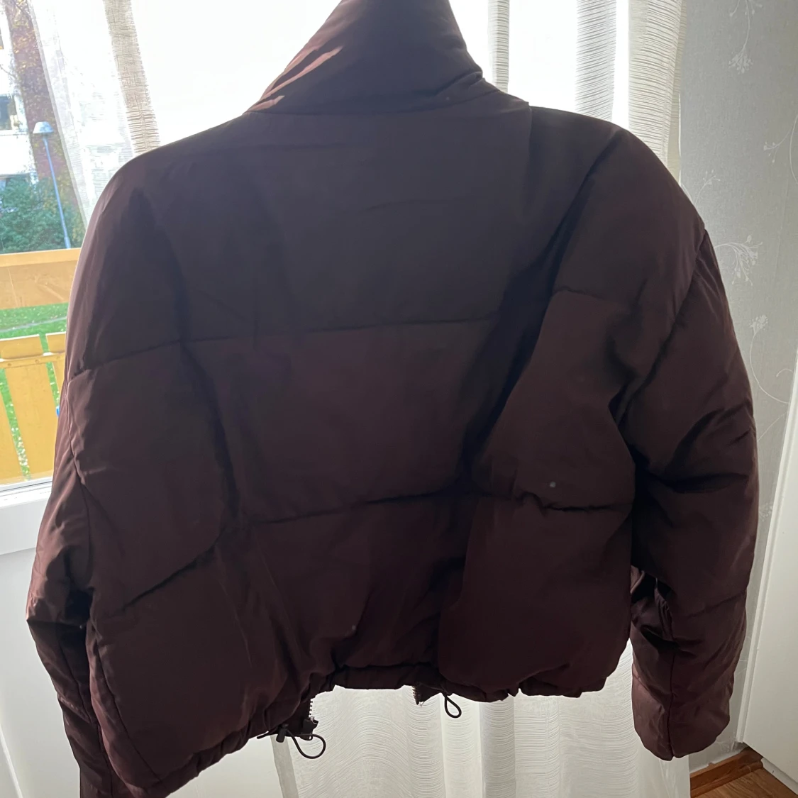 Brun pufferjacka med hög krage - 2