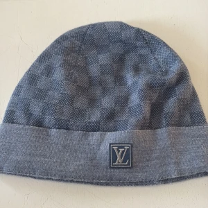 Ljusblå mössa - Hej säljer nu min mössa. Den är i väldigt bra skick. Kom privat för frågor och pris kan diskuteras 