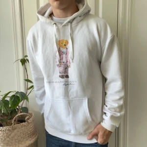 Polo bear hoodie - Polo Ralph Lauren hoodie, väldigt många fläckar vita / gula / några grå svart. Acceptabelt skick, därav det sjukt låga priset. Loggan håller på att ramla av lite. Modellen är 180,75 kg. Taggen är avklippt. Kom med frågor 