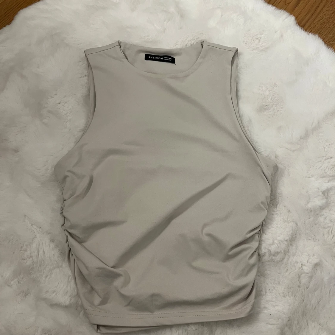 Beige ärmlös topp med en matchade lång kjol från SHEIN BAE - 1