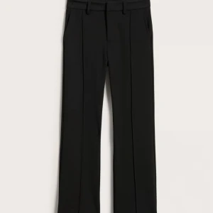 Svarta kostymbyxor med pressveck - Snygga svarta kostymbyxor med raka ben och pressveck framtill. Knappt använda därav inga defekter! Perfekta för en clean och stilren look nu till hösten. De är i barnstorlek 170 men passar som xxs!💗Midjemått: 33cm rakt över. Innerbenslängd:77cm.🍂