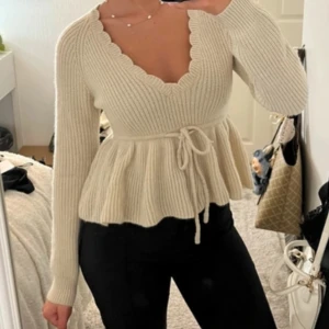 Vit stickad tröja med volang - Superfin vit stickad tröja med v-ringad hals