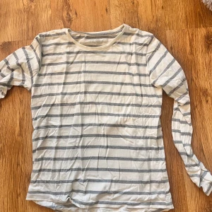 Vit och grå långärmad - Vit långärmad med gråa ränder. 