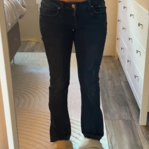 Mörkblå bootcut jeans från LTB - Snygga mörkblå jeans från LTB med klassisk femficksdesign och bootcut-ben. Jeansen har låg midja och är tillverkade i ett stretchigt denimtyg som sitter skönt. Perfekta för dig som gillar en tidlös och avslappnad stil.