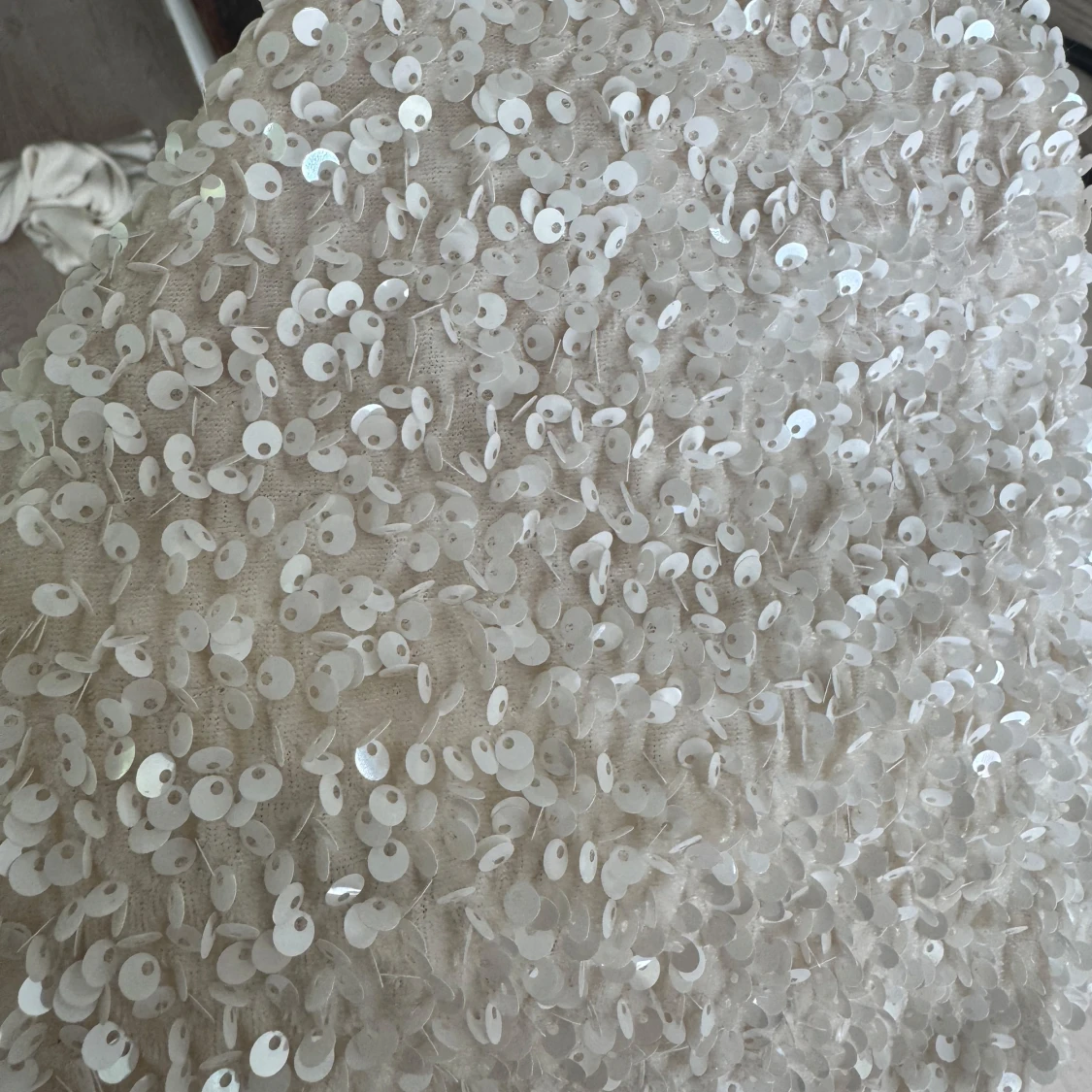 Paljettklänning med öppen rygg - 2