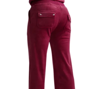 Helt nya velourbyxor Juicy Couture - Mysiga vinröda mjukisbyxor från Juicy Couture i mjuk velour. Byxorna har bred resår i midjan med snörning, stora fickor fram och bak med knappdetaljer samt broderad JC-logga på ena fickan. 