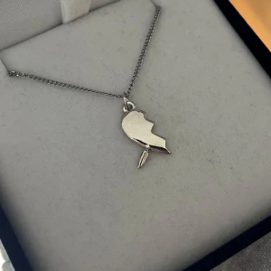 Maria Nilsdotter ”You and Me” inspirerat halsband - Aldrig använd, silverpläterad och tillverkad av rostfritt stål. Kedjans längd 40+5 cm och nickelfri. Om du har fler frågor, tveka inte att höra av dig 🤗