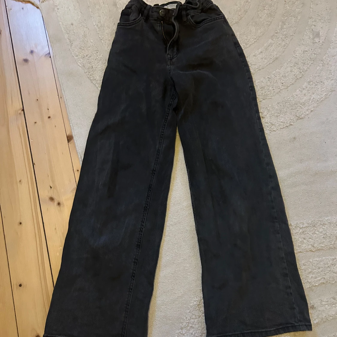 Svarta wide jeans från Lindex