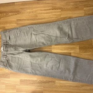 Grå jeans från Perfect Jeans, rak modell - Snygga grå jeans från Perfect Jeans i rak passform. Klassisk femficksdesign med bälteshällor och metallnitar. Jeansen är tillverkade i ett mjukt bomullsmaterial och har en stilren look som passar till det mesta.