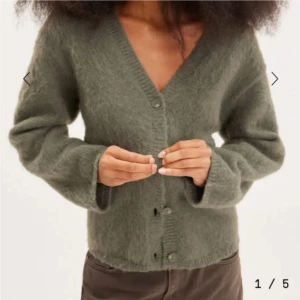 Grön stickad kofta med knappar - Mysig grön stickad kofta 