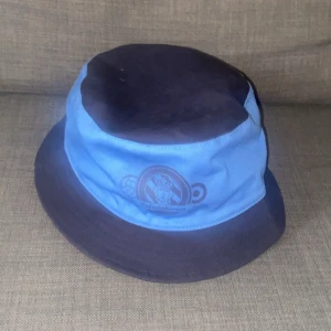 Blå Sofia Hatt  - Djurgården Sofia hatt, kontakta för pris å bilder 